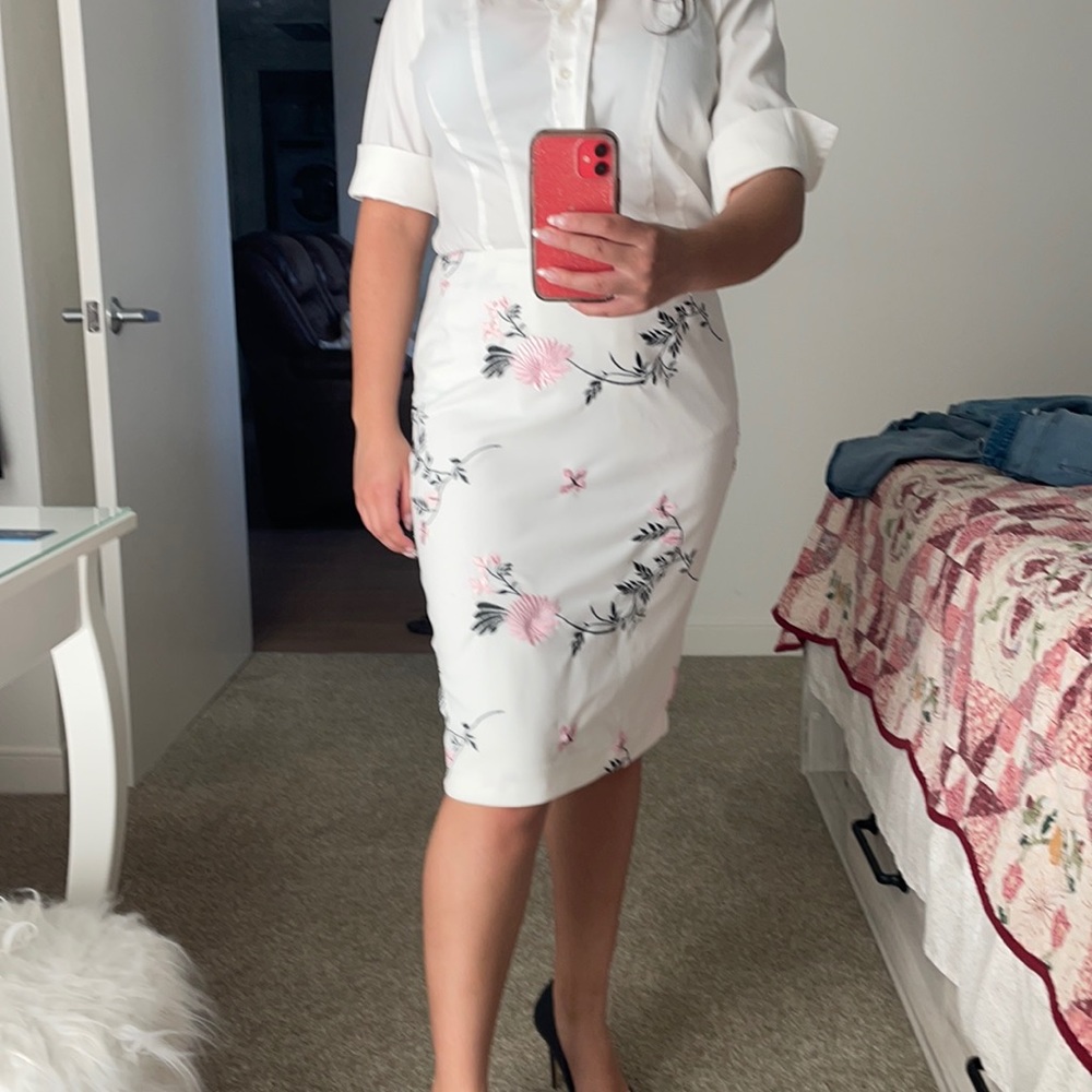 White embroidered pink flower pencil skirt